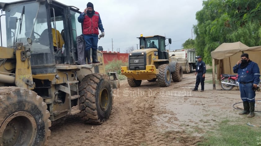 En tanto las familias eran puestas a salvo otro grupo de agentes de las diversas corporaciones de seguridad se trasladaron hasta los límites del bordo de contención donde comenzaron con acciones para tratar de levantar una barrera, pero la fuerte corriente y la constante lluvia terminaron por echar a abajo los esfuerzos.