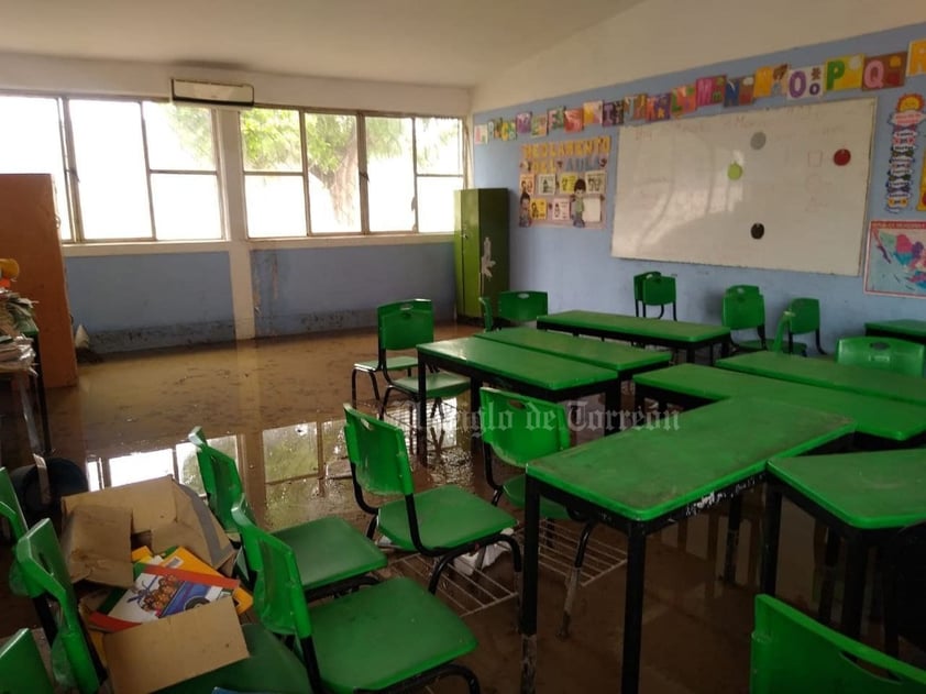 'Mi escuela es un desastre', dice niña tras inundación en surponiente de Torreón