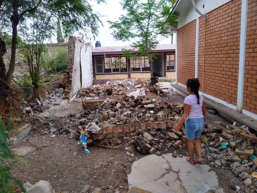 'Mi escuela es un desastre', dice niña tras inundación en surponiente de Torreón