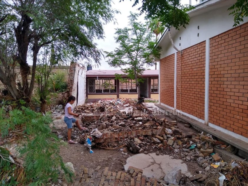 'Mi escuela es un desastre', dice niña tras inundación en surponiente de Torreón