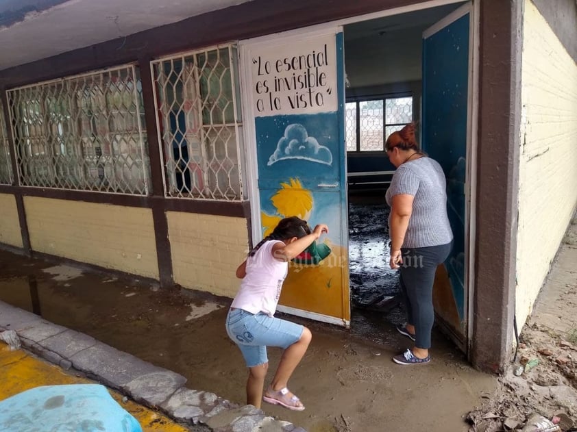 'Mi escuela es un desastre', dice niña tras inundación en surponiente de Torreón