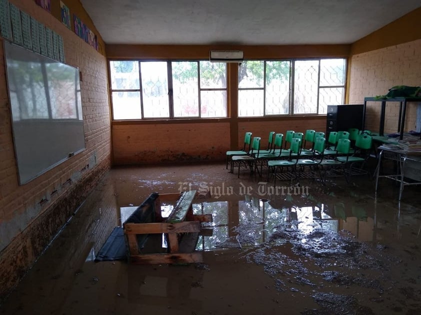 'Mi escuela es un desastre', dice niña tras inundación en surponiente de Torreón