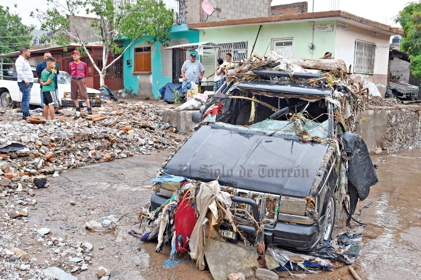 Impresionante. Esta camioneta quedó muy dañada y lleva basura de todo tipo que arrastró la fuerte corriente del agua que bajó del cerro y corrió por el arroyo de la avenida México, en la colonia Polvorera.