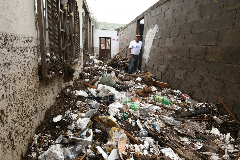 Mucha basura. Basura de todo tipo y material de construcción que la gente arroja en la parte alta del arroyo, se metió junto con el agua de las precipitaciones pluviales, desde la noche del miércoles, tal como se aprecia en la fotografía captada en una vivienda.