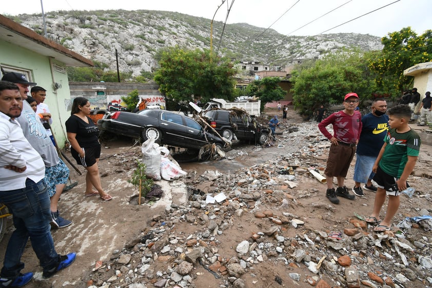 Desolación. Angustia y tristeza dejó entre los vecinos de la avenida México el paso del agua por el arroyo y que se desbordó arrastrando todo a su paso, tal como se observa en la imagen.