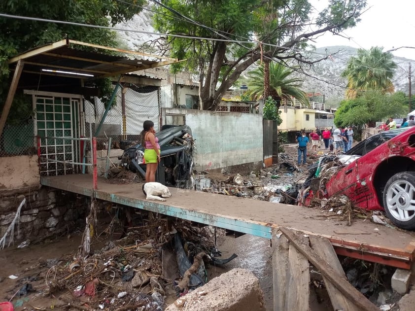 Azolvado. Lleno de basura y escombro quedó el arroyo por donde corrió el agua la noche del miércoles. Los vecinos temen que vuelva a presentarse la lluvia porque les causaría más desastres y pérdidas materiales.