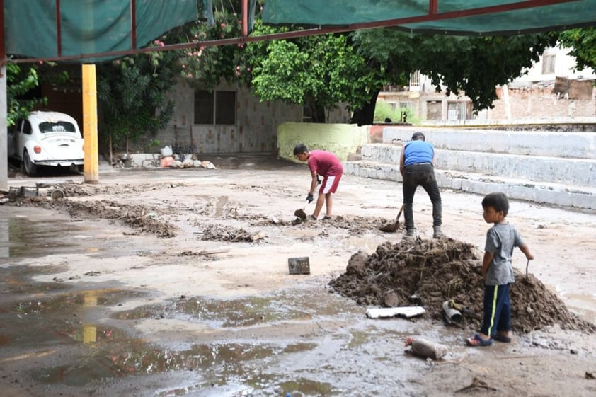 En punto de las 08:30 horas de hoy se inició con la brigada conjunta de aseo, despeje y remoción de escombros en la zona del canal sobre la avenida México del sector, con palas, picos y otras herramientas procedieron a retirar el material que aún quedaba dentro de la zona de paso pluvial, ante la premura y para evitar nuevos bloqueos subieron los desechos no solamente a camiones de la empresa PASA y de Servicios Públicos Municipales, sino a patrullas de la Policía Civil de Coahuila y otras unidades de Protección Civil.