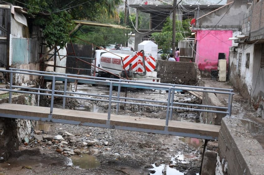 En punto de las 08:30 horas de hoy se inició con la brigada conjunta de aseo, despeje y remoción de escombros en la zona del canal sobre la avenida México del sector, con palas, picos y otras herramientas procedieron a retirar el material que aún quedaba dentro de la zona de paso pluvial, ante la premura y para evitar nuevos bloqueos subieron los desechos no solamente a camiones de la empresa PASA y de Servicios Públicos Municipales, sino a patrullas de la Policía Civil de Coahuila y otras unidades de Protección Civil.