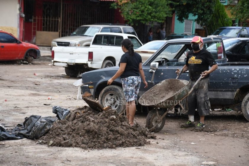 'La instrucción que tenemos es sacar todo rápido, que no quede nada tapando ahí el canal porque puede pasar lo de ayer, nos urge terminar antes de que vuelva a llover otra vez', señaló un agente de la Policía Investigadora de Coahuila, quien fue asignado especialmente a dar apoyo en el sector.