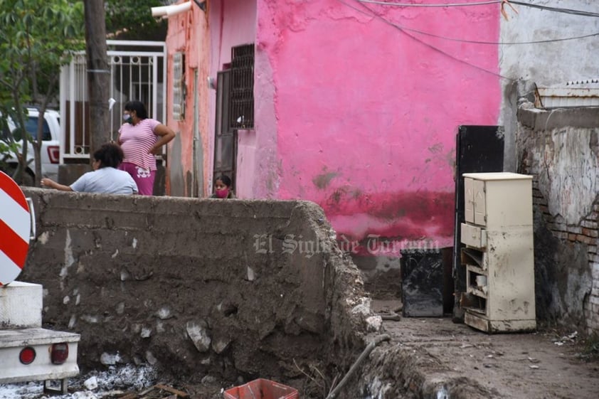 'La instrucción que tenemos es sacar todo rápido, que no quede nada tapando ahí el canal porque puede pasar lo de ayer, nos urge terminar antes de que vuelva a llover otra vez', señaló un agente de la Policía Investigadora de Coahuila, quien fue asignado especialmente a dar apoyo en el sector.