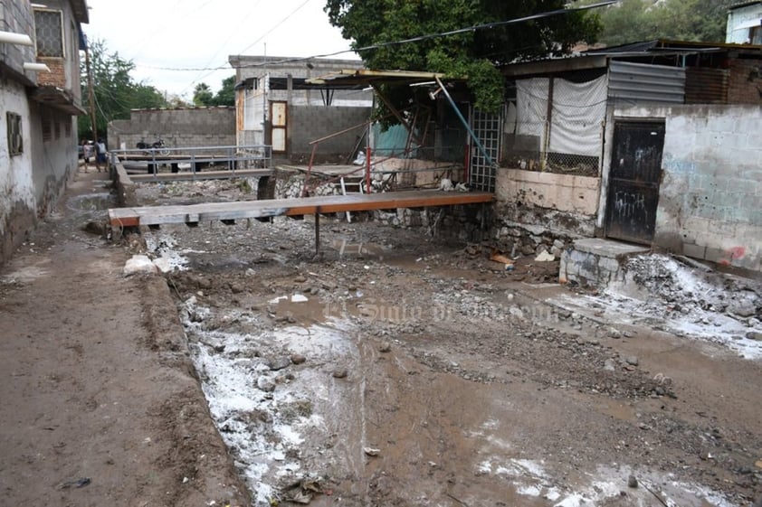 'La instrucción que tenemos es sacar todo rápido, que no quede nada tapando ahí el canal porque puede pasar lo de ayer, nos urge terminar antes de que vuelva a llover otra vez', señaló un agente de la Policía Investigadora de Coahuila, quien fue asignado especialmente a dar apoyo en el sector.