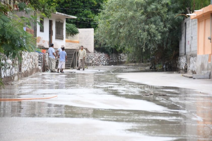 Cabe recordar que fue durante el miércoles en la noche y jueves en la madrugada que se registraron fuertes lluvias que dejaron afectaciones en la zona surponiente de Torreón, especialmente al estar bloqueado el canal de desagüe pluvial de la zona con vehículos y escombros.