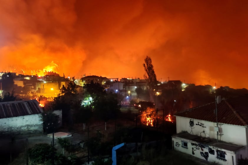 Viento empeora incendios en Grecia que ya han dejado un muerto