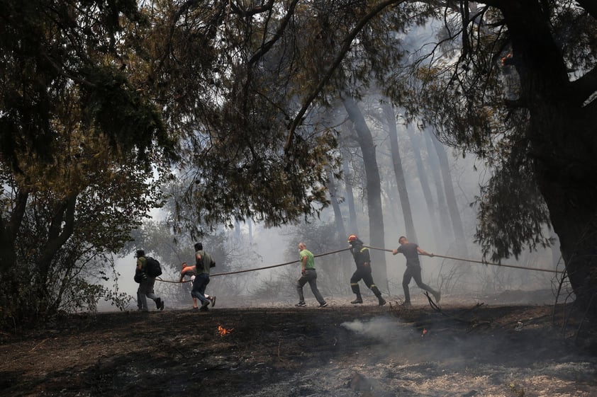 Viento empeora incendios en Grecia que ya han dejado un muerto