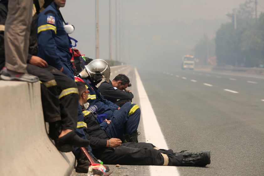 Viento empeora incendios en Grecia que ya han dejado un muerto