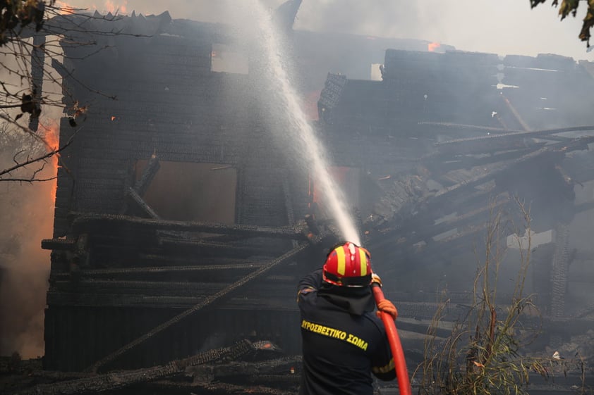 Viento empeora incendios en Grecia que ya han dejado un muerto