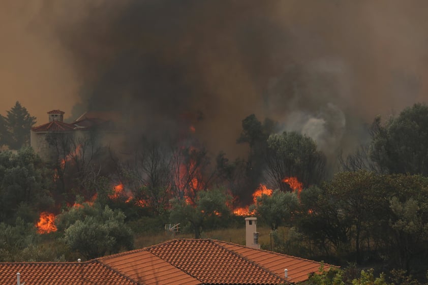 Viento empeora incendios en Grecia que ya han dejado un muerto