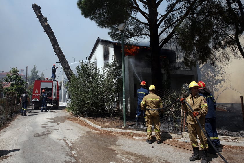 Viento empeora incendios en Grecia que ya han dejado un muerto