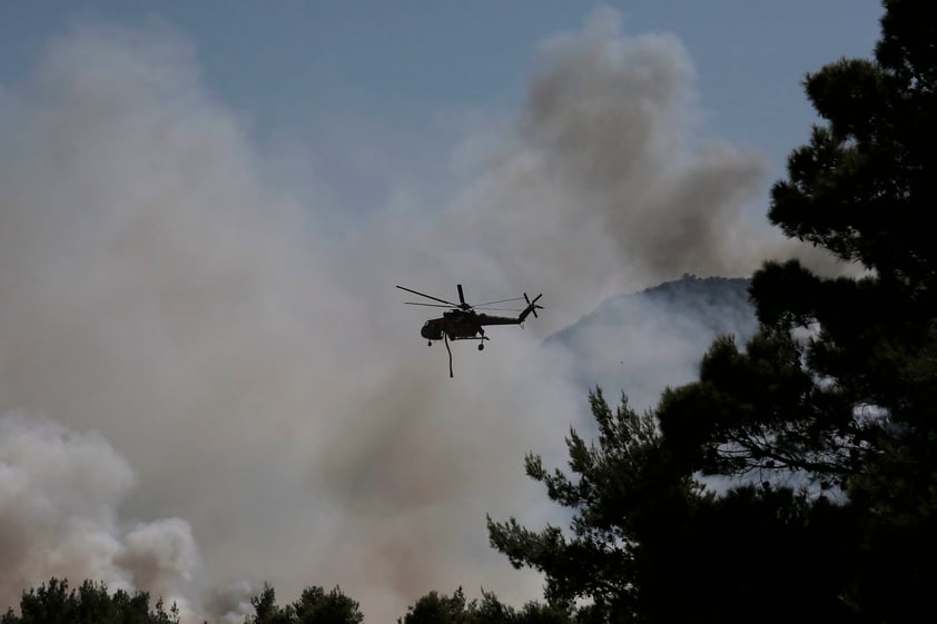 Viento empeora incendios en Grecia que ya han dejado un muerto