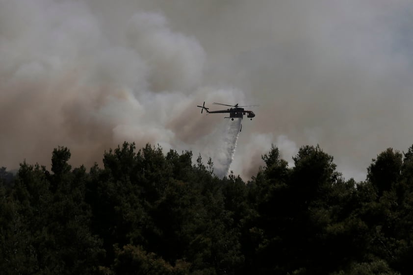 Viento empeora incendios en Grecia que ya han dejado un muerto