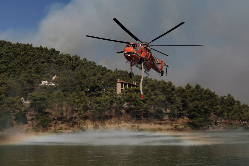 Viento empeora incendios en Grecia que ya han dejado un muerto