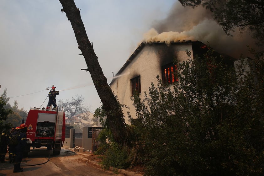 Viento empeora incendios en Grecia que ya han dejado un muerto