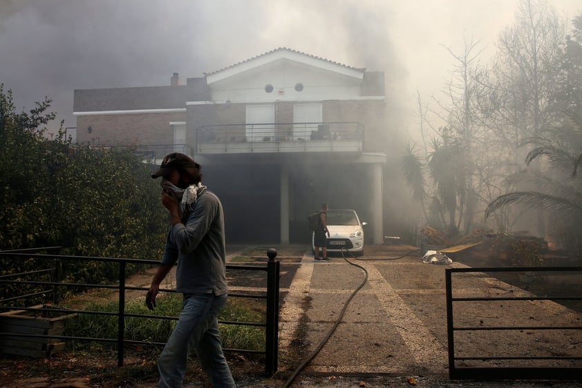 Viento empeora incendios en Grecia que ya han dejado un muerto