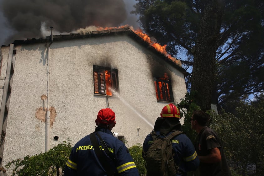 Viento empeora incendios en Grecia que ya han dejado un muerto