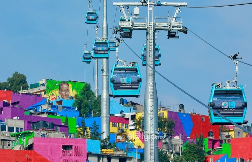 Autoridades mexicanas inauguran la linea 2 del cablebus en Ciudad de México

MEX8556. CIUDAD DE MÉXICO (MÉXICO), 08/08/2021.- Fotografía de cabinas de la línea 2 del Cablebús hoy, en Ciudad de México (México). Autoridades de la capital mexicana inauguraron este domingo la línea 2 del Cablebús, que recorrerá 10.6 kilómetros en siete estaciones, desde Constitución de 1917, hasta Santa Martha Acatitla. EFE/ Carlos Ramírez

Transporte
ECO Transporte Economía, negocios finanzas Ciudad México MÉXICO TRANSPORTE