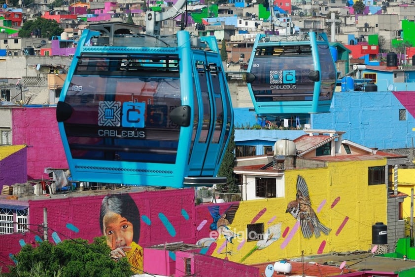 Autoridades mexicanas inauguran la linea 2 del cablebus en Ciudad de México

MEX8556. CIUDAD DE MÉXICO (MÉXICO), 08/08/2021.- Fotografía de cabinas de la línea 2 del Cablebús hoy, en Ciudad de México (México). Autoridades de la capital mexicana inauguraron este domingo la línea 2 del Cablebús, que recorrerá 10.6 kilómetros en siete estaciones, desde Constitución de 1917, hasta Santa Martha Acatitla. EFE/ Carlos Ramírez

Transporte
ECO Transporte Economía, negocios finanzas Ciudad México MÉXICO TRANSPORTE