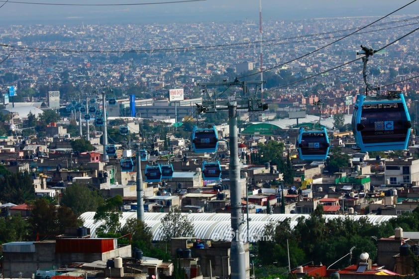 Autoridades mexicanas inauguran la linea 2 del cablebus en Ciudad de México

MEX8556. CIUDAD DE MÉXICO (MÉXICO), 08/08/2021.- Fotografía de cabinas de la línea 2 del Cablebús hoy, en Ciudad de México (México). Autoridades de la capital mexicana inauguraron este domingo la línea 2 del Cablebús, que recorrerá 10.6 kilómetros en siete estaciones, desde Constitución de 1917, hasta Santa Martha Acatitla. EFE/ Carlos Ramírez

Transporte
ECO Transporte Economía, negocios finanzas Ciudad México MÉXICO TRANSPORTE