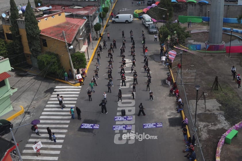 EUM20210808SOC0.JPG CIUDAD DE MÉXICO.CIUDAD DE MÉXICO, City/CDMX-Cablebús.- Vecinos de Iztapalapa muestran agradecimiento a la jefa de gobierno de la CDMX, Claudia Sheinbaum, durante la inauguración del Cablebús este domingo 8 de agosto de 2021. Foto: Agencia EL UNIVERSAL/Carlos Mejía/LCG