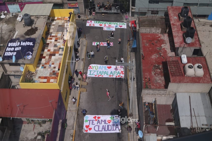 EUM20210808SOC0.JPG CIUDAD DE MÉXICO.CIUDAD DE MÉXICO, City/CDMX-Cablebús.- Vecinos de Iztapalapa muestran agradecimiento a la jefa de gobierno de la CDMX, Claudia Sheinbaum, durante la inauguración del Cablebús este domingo 8 de agosto de 2021. Foto: Agencia EL UNIVERSAL/Carlos Mejía/LCG