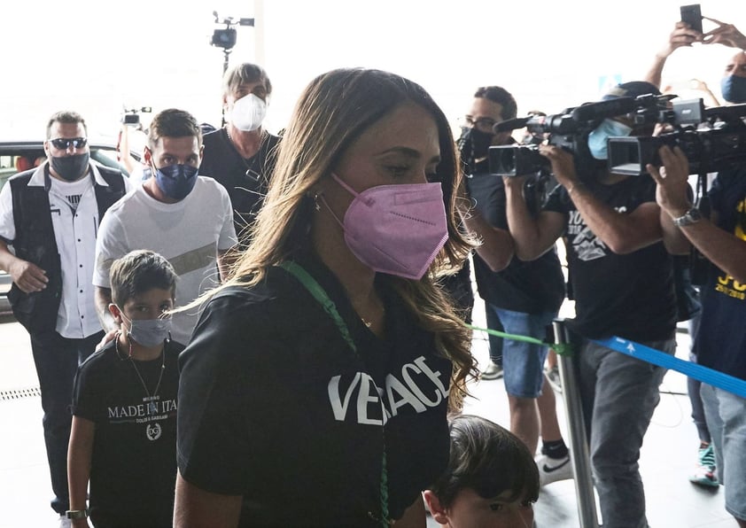 El crack rosarino y su familia salieron, alrededor de las 13.00 horas (-2 GMT), en varios coches hacia el aeropuerto de El Prat, desde su casa de Castelldefels (Barcelona), donde se dieron cita una docena de aficionados para despedir al jugador y varios redactores y equipos de televisión. Una expectación de aficionados y prensa que fue en aumento cuando el '10' alcanzó la terminal aérea.