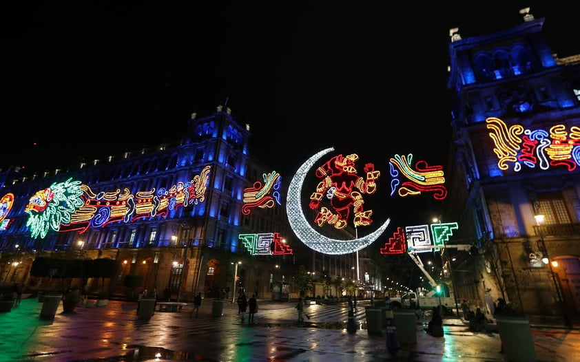 Alumbrado decorativo ilumina Zócalo de CDMX; conmemora 500 años de la Conquista