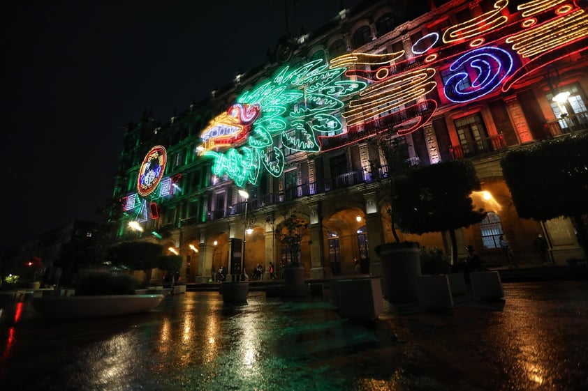 Alumbrado decorativo ilumina Zócalo de CDMX; conmemora 500 años de la Conquista