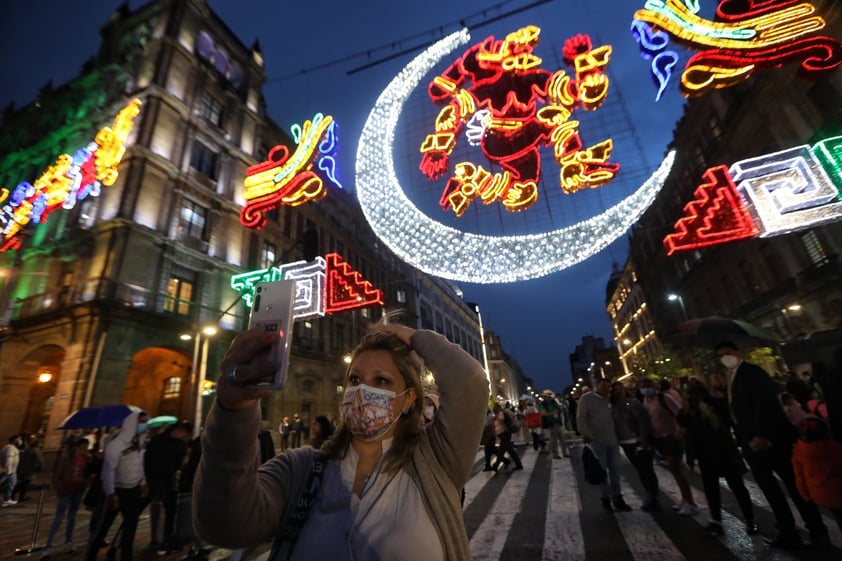 Alumbrado decorativo ilumina Zócalo de CDMX; conmemora 500 años de la Conquista