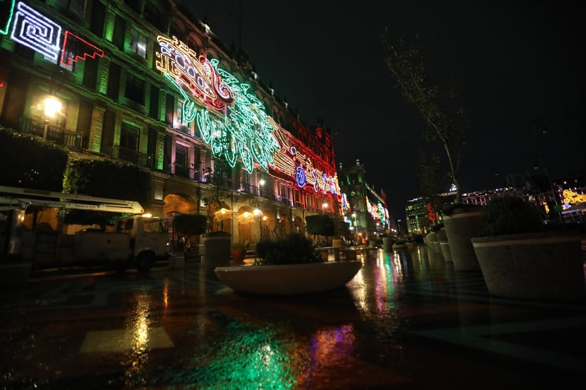 Alumbrado decorativo ilumina Zócalo de CDMX; conmemora 500 años de la Conquista