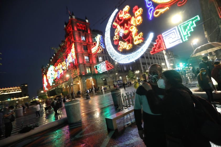 Alumbrado decorativo ilumina Zócalo de CDMX; conmemora 500 años de la Conquista