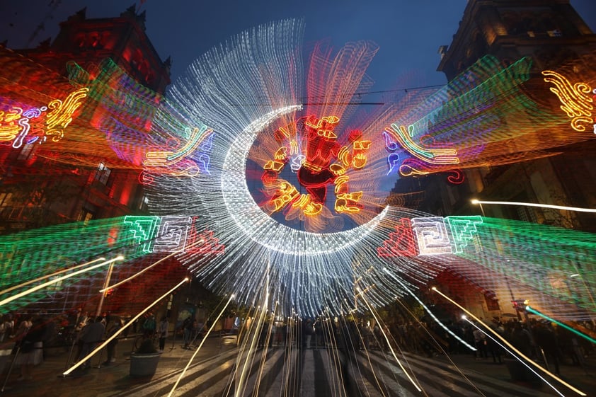 Alumbrado decorativo ilumina Zócalo de CDMX; conmemora 500 años de la Conquista