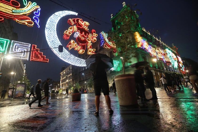 Alumbrado decorativo ilumina Zócalo de CDMX; conmemora 500 años de la Conquista