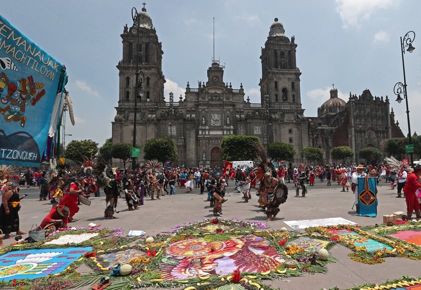 Alumbrado decorativo ilumina Zócalo de CDMX; conmemora 500 años de la Conquista