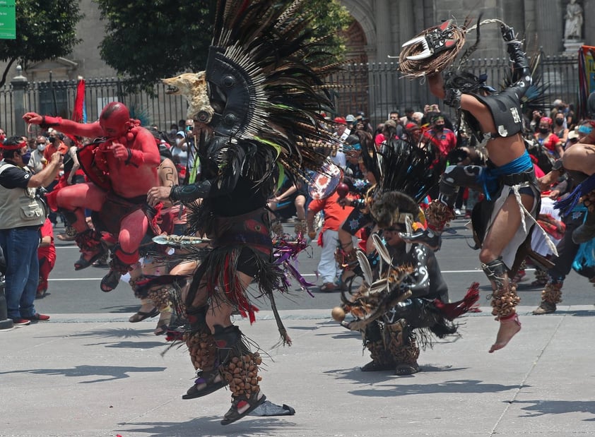 Alumbrado decorativo ilumina Zócalo de CDMX; conmemora 500 años de la Conquista