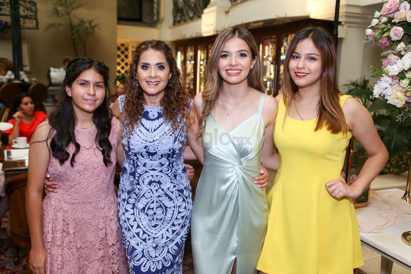 Alejandra Becerra Alonso junto a su mamá, Claudia Alonso, y sus hermanas, Camila y Laura.