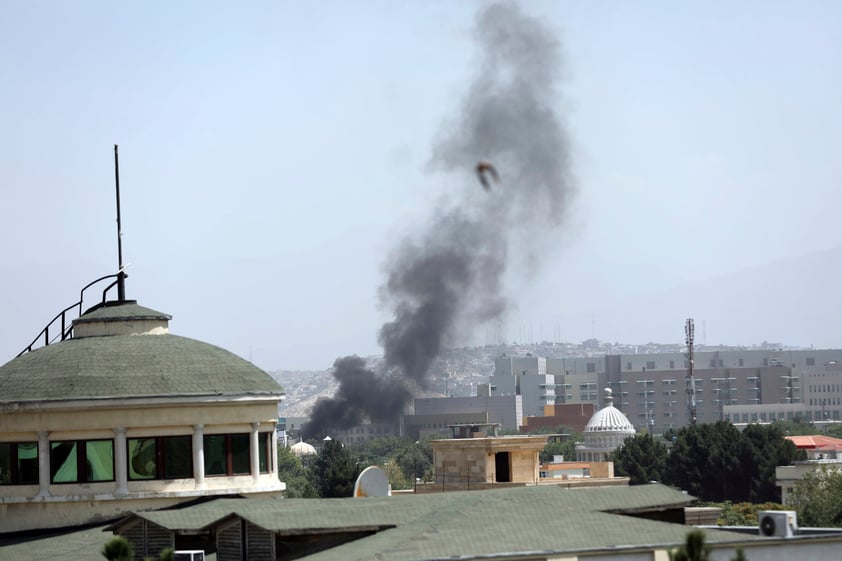 Talibanes entran a capital de Afganistán 'para evitar saqueos' ante huida de fuerzas de seguridad