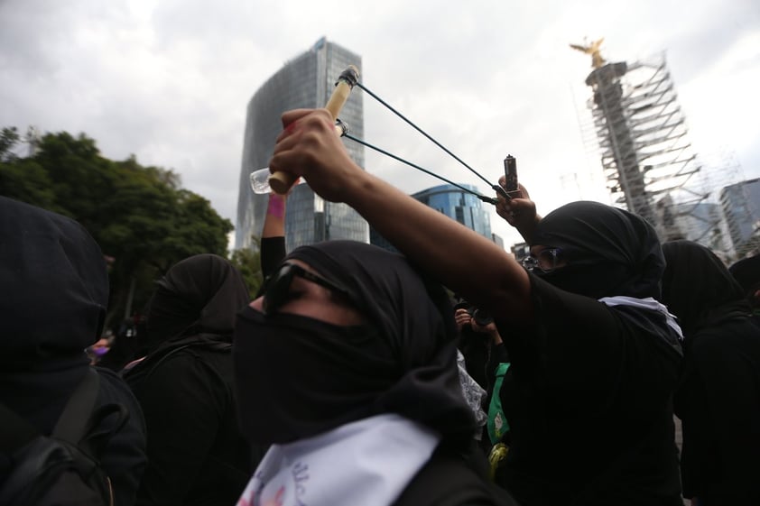 Grupo de mujeres protesta frente al Ángel de la Independencia en CDMX