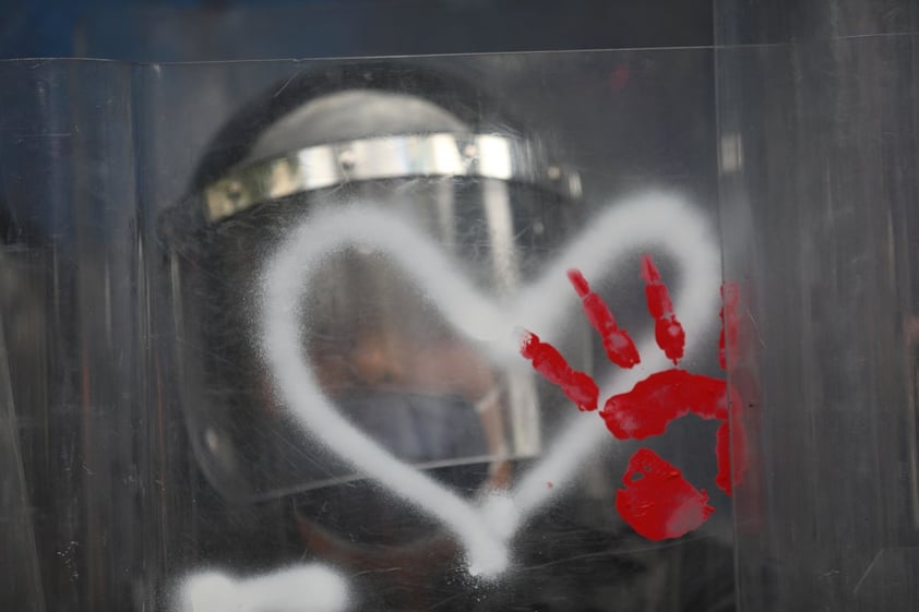 Grupo de mujeres protesta frente al Ángel de la Independencia en CDMX