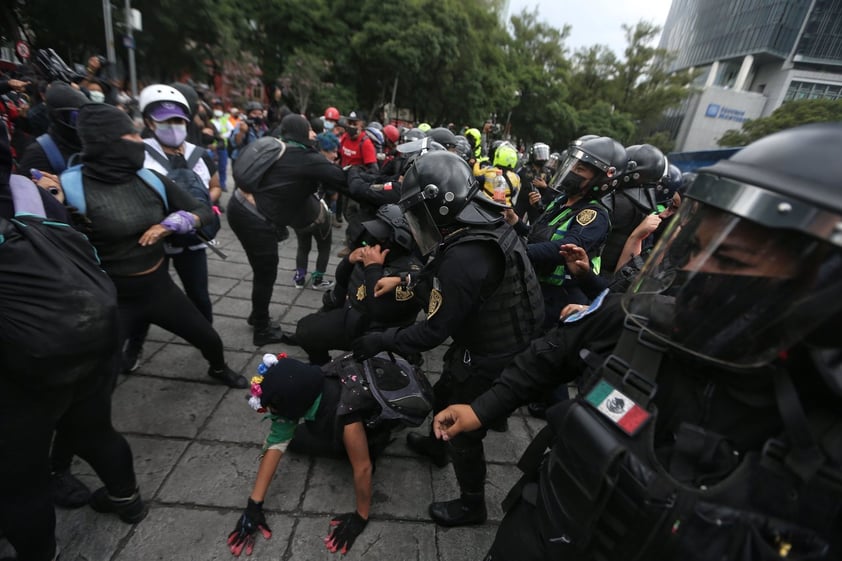 Grupo de mujeres protesta frente al Ángel de la Independencia en CDMX