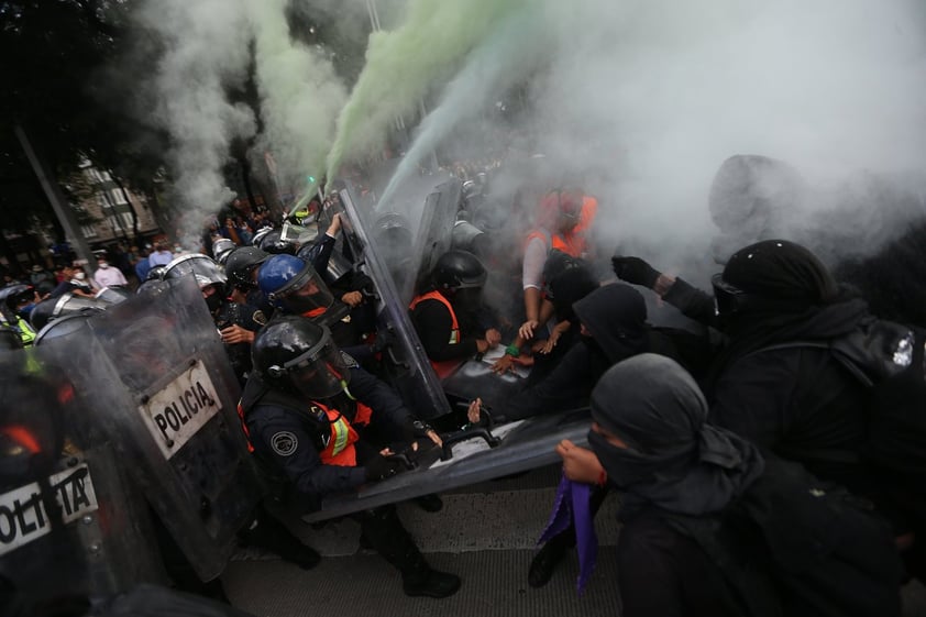 Grupo de mujeres protesta frente al Ángel de la Independencia en CDMX