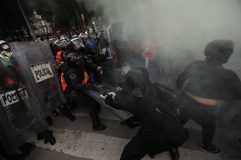 Grupo de mujeres protesta frente al Ángel de la Independencia en CDMX